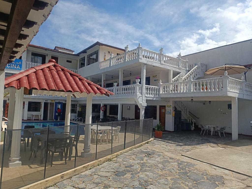 a building with a balcony and a table and chairs at Hotel Santo Lomo in La Vega