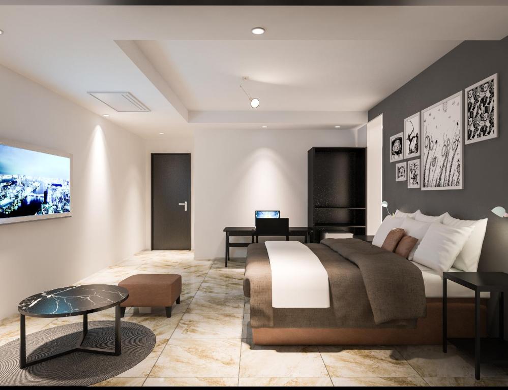1 dormitorio con 1 cama grande y 1 mesa en The Empress Hotel en Daejeon