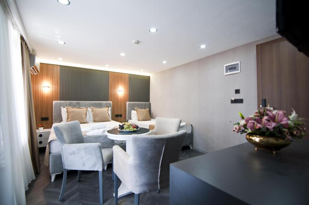 una habitación con una cama, una mesa y sillas en Grand Bagoz Hotel, en Estambul