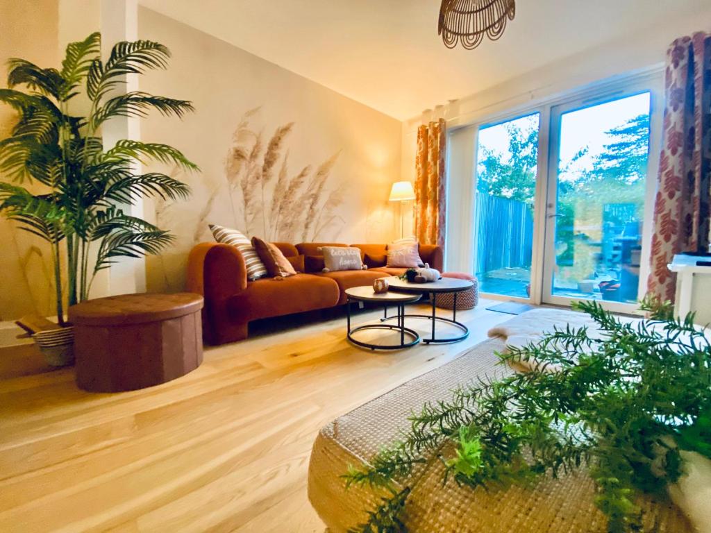 a living room with a couch and a table at Superb House Sleeps 7 parking in Cambridge in Trumpington