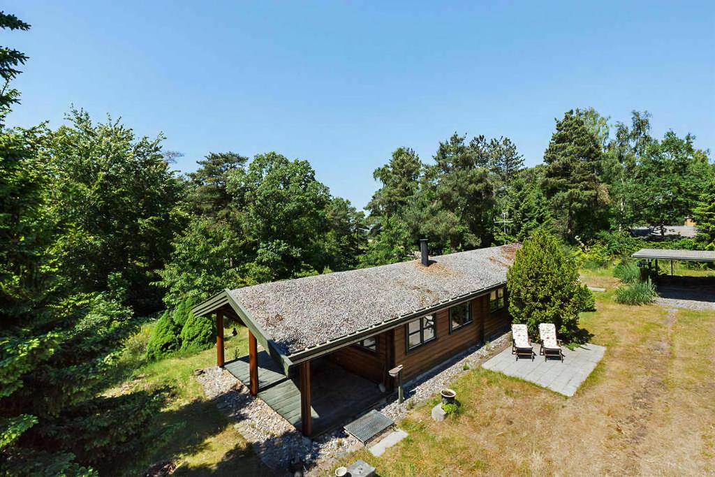 VinderødにあるClassic Summer House With Arresø Viewの森の小屋の上空