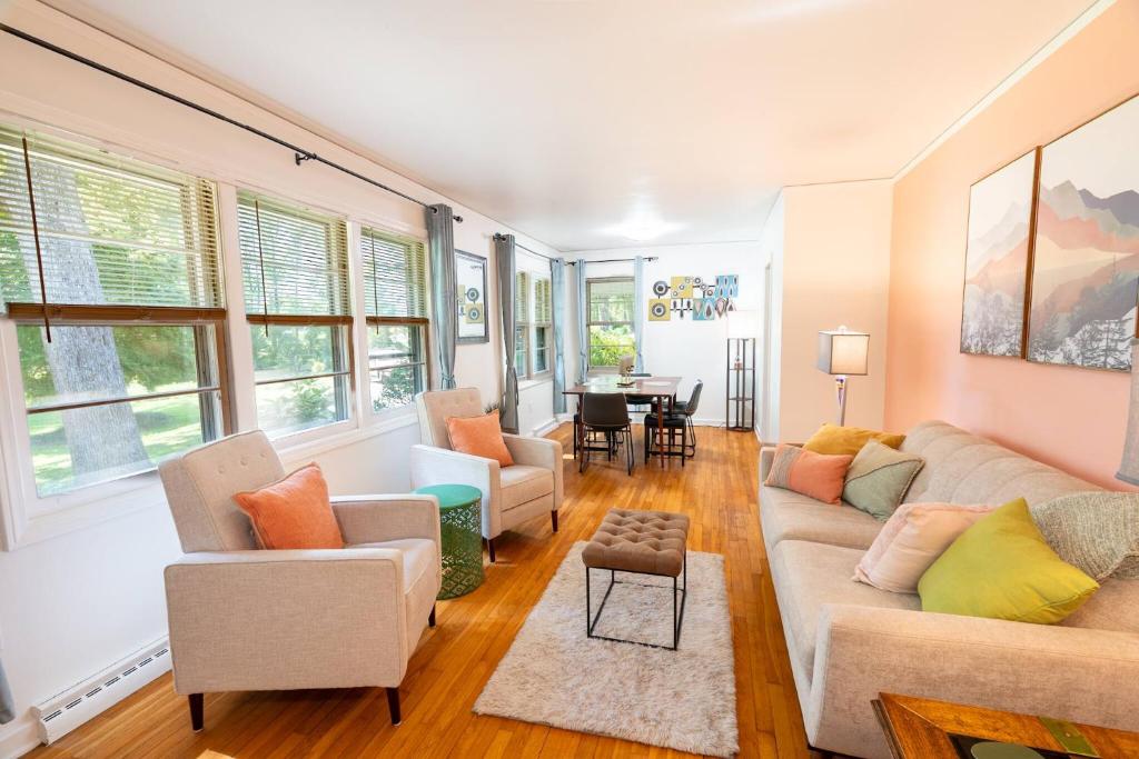 Posezení v ubytování Tranquil 2 acres w/brook Downtown Travelers Rest