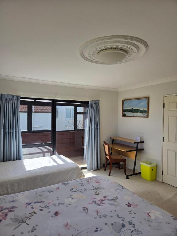 Rooms in an Epsom House - Resim 5