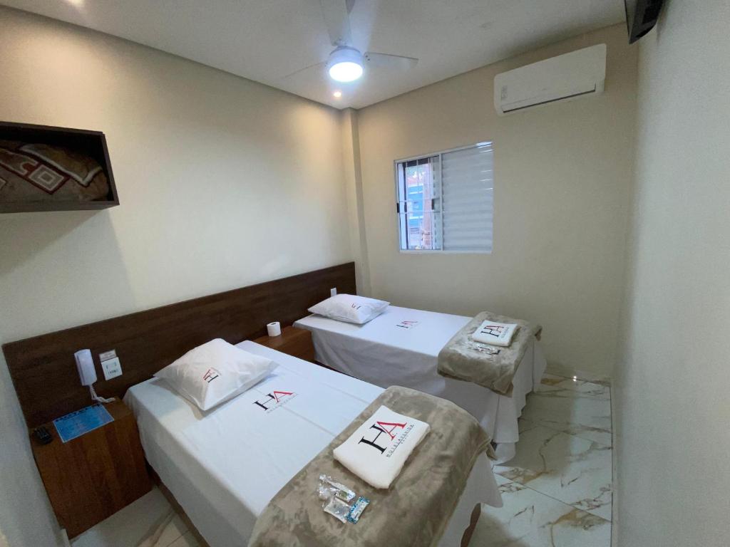 Una habitación de hospital con dos camas y una ventana. en Hotel Avenida Brás, en São Paulo