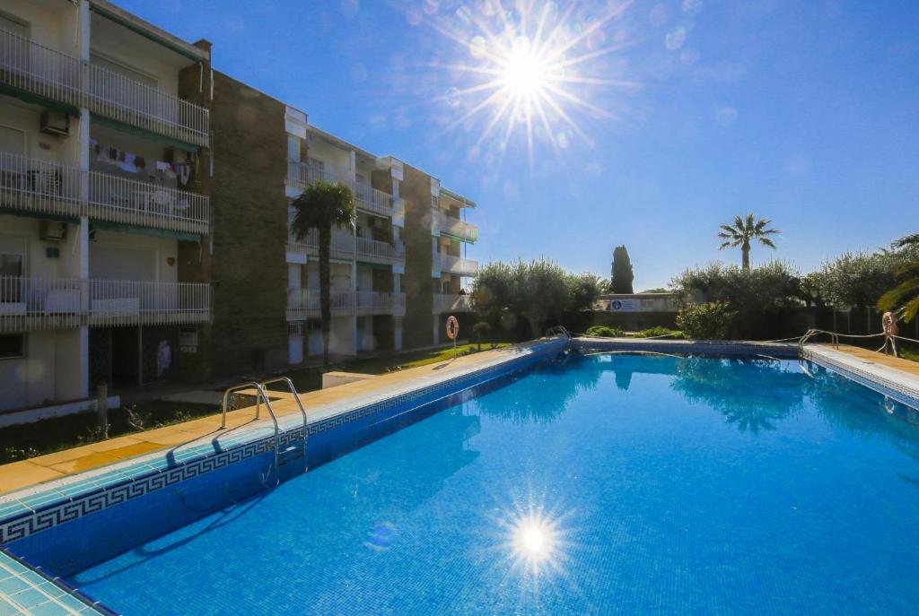 Una gran piscina azul al lado de un edificio en Sinia apartment, en Cambrils