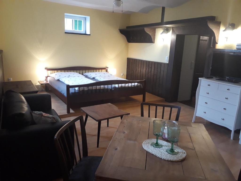 Giường trong phòng chung tại Schlossgut Franken - Doppelzimmer Scholarenstube