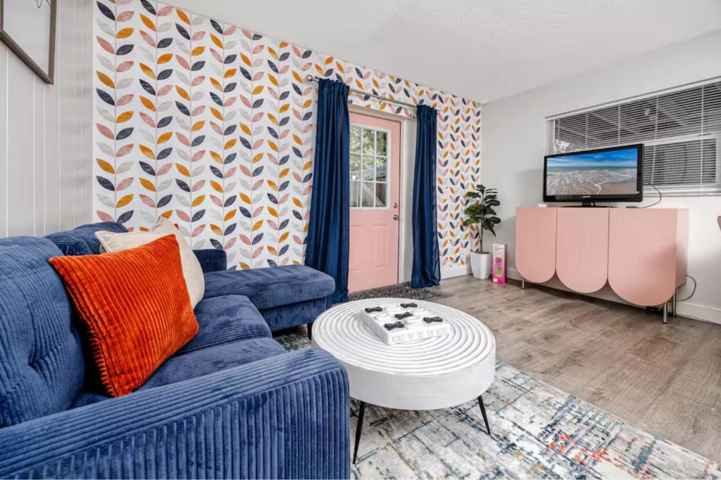 Una televisión o centro de entretenimiento en 8 Mins to Beach, King Bed, Private Fenced Yard, Free Parking