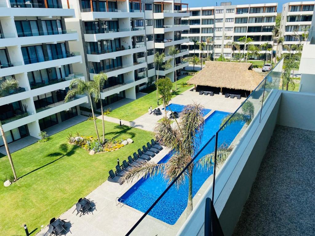 une vue aérienne d'un complexe hôtelier avec piscine dans l'établissement Acacia Resort, Nuevo Vallarta, à Nuevo Vallarta