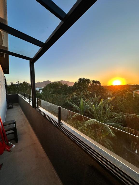 a view of the sunset from the balcony of a house at Cobertura com vista pôr do sol, praia do Campeche in Florianópolis