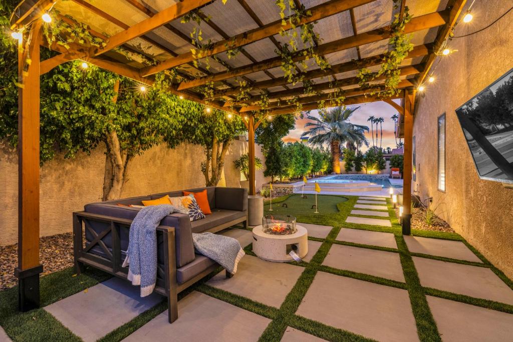 Azure Oasis-Saltwater Pool & Spa with Putting green!, Palm Desert ...