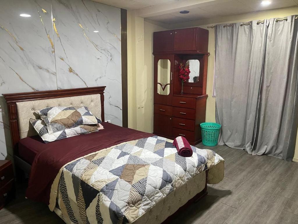 a bedroom with a bed and a dresser and a mirror at HABITACIÓN DELUXE Central in Machala