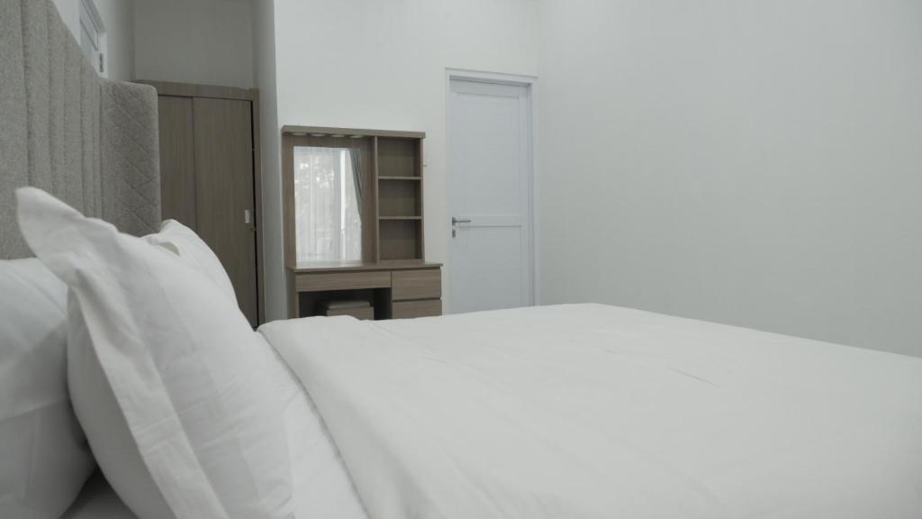 Ένα ή περισσότερα κρεβάτια σε δωμάτιο στο Villa Dalia Puncak NA5-18