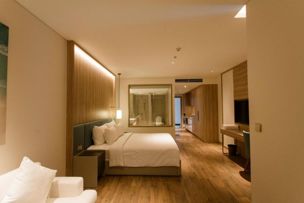 una habitación de hotel con una cama y un televisor en Ala carte, en Ha Long