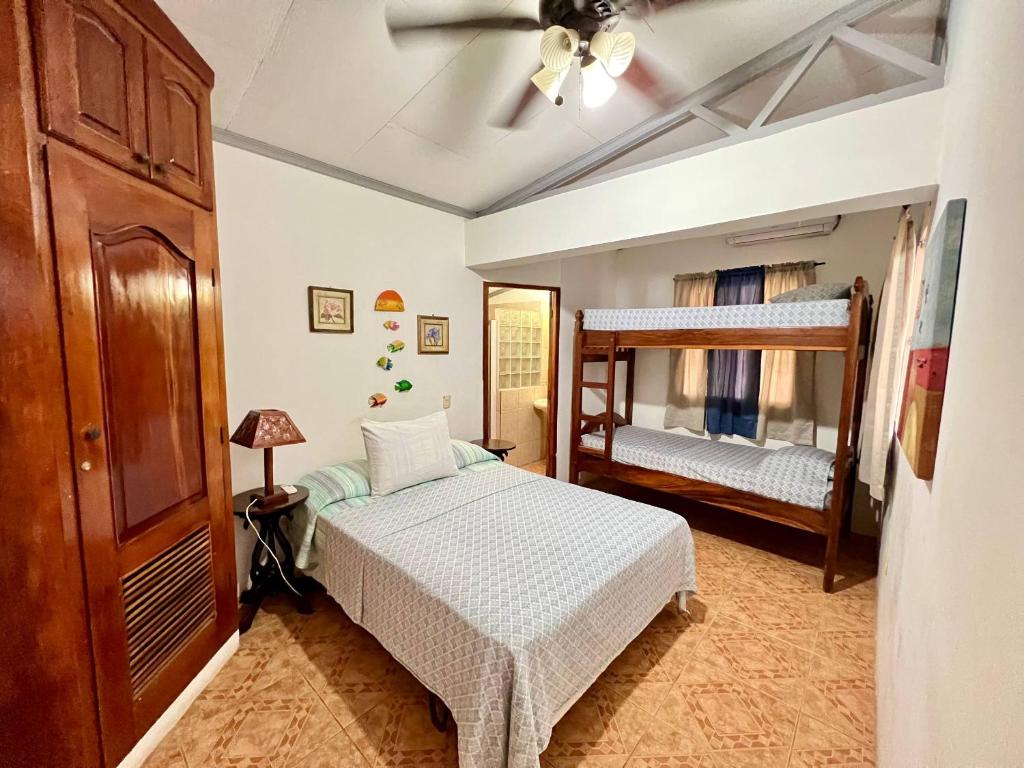 Ένα ή περισσότερα κρεβάτια σε δωμάτιο στο Hostel Sunset Villas Popoyo