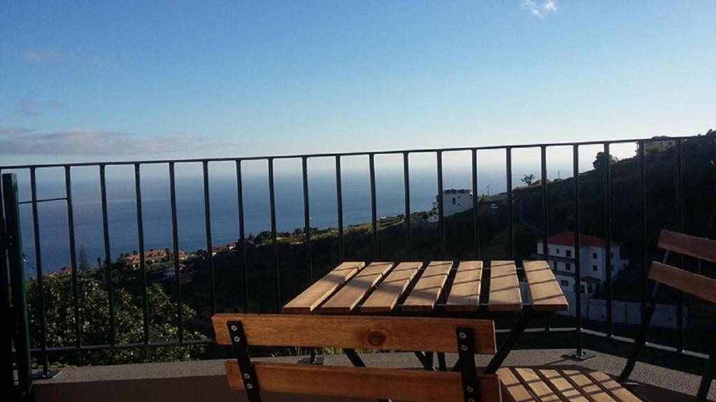 een houten bank bovenop een balkon bij Maison Zita in Venda do Atalhinho