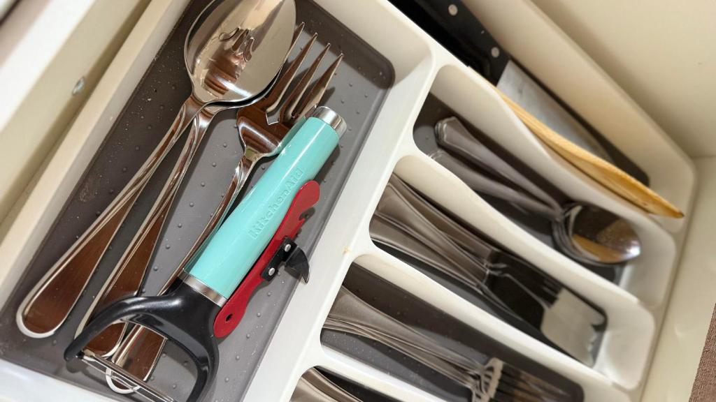 a drawer full of utensils in a drawer at Increible Departamento en Ciudad de Mendoza, a metros de Parque Central y proximo a microcentro con cochera Pellegrini Apartments Parque Central in La Cieneguita