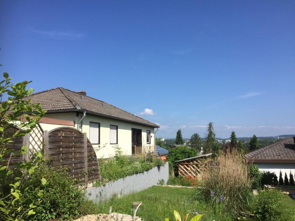 ein weißes Haus mit einem Zaun im Hof in der Unterkunft Haus Elvira in Horb am Neckar