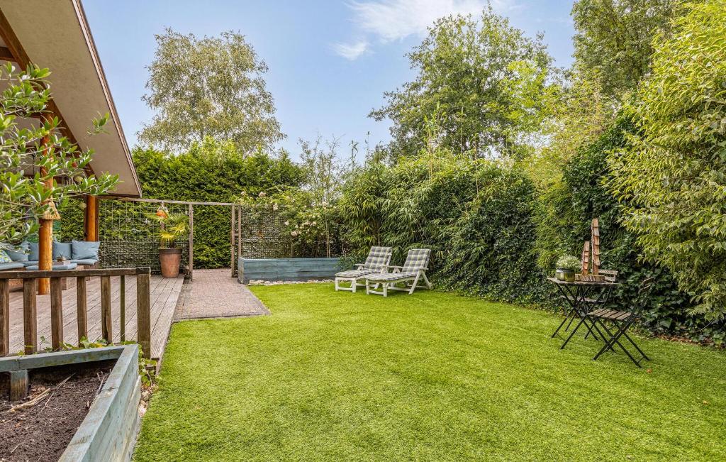 a garden with two chairs and a table in a yard at Gorgeous Home In Erm With Wifi in Erm
