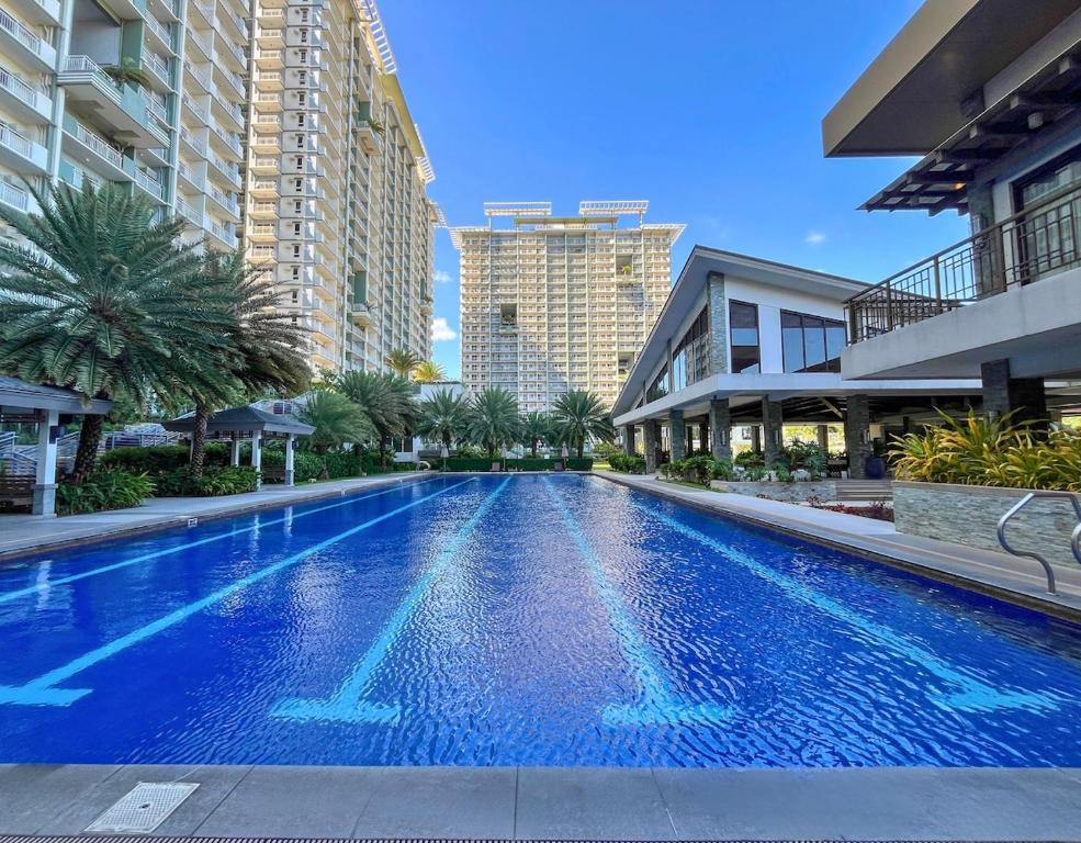 Πισίνα στο ή κοντά στο Cozy 2Br Condo Unit with Balcony Views