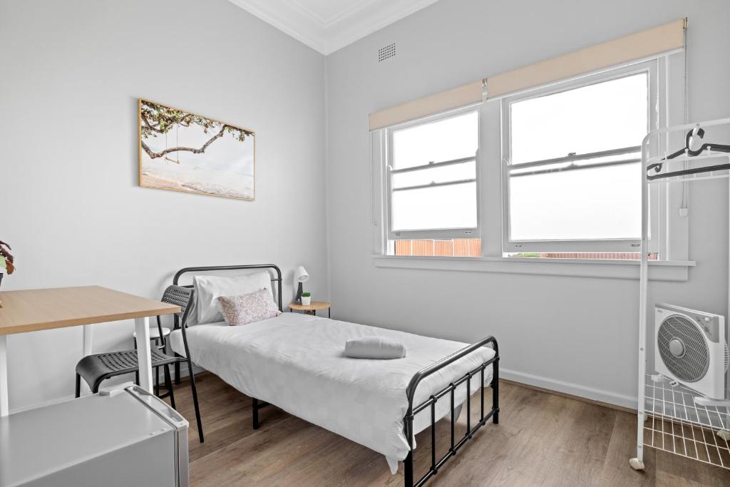 Ένα ή περισσότερα κρεβάτια σε δωμάτιο στο Affordable Single Bedroom - Heart of Belmore with Shared Bathroom