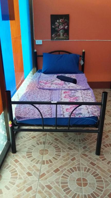ハード・リンにあるBlue Hostelのベッドルーム1室(青とオレンジの壁のベッド1台付)