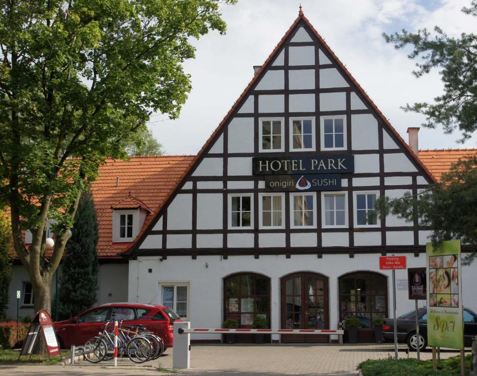 un bâtiment avec un panneau indiquant le parc de l'hôtel dans l'établissement Hotel Park, à Inowrocław