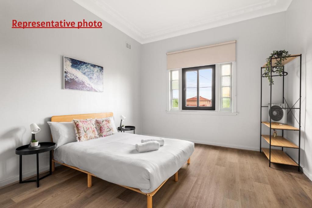 Ένα ή περισσότερα κρεβάτια σε δωμάτιο στο Affordable Double Bedroom - Heart of Belmore with Shared Bathroom
