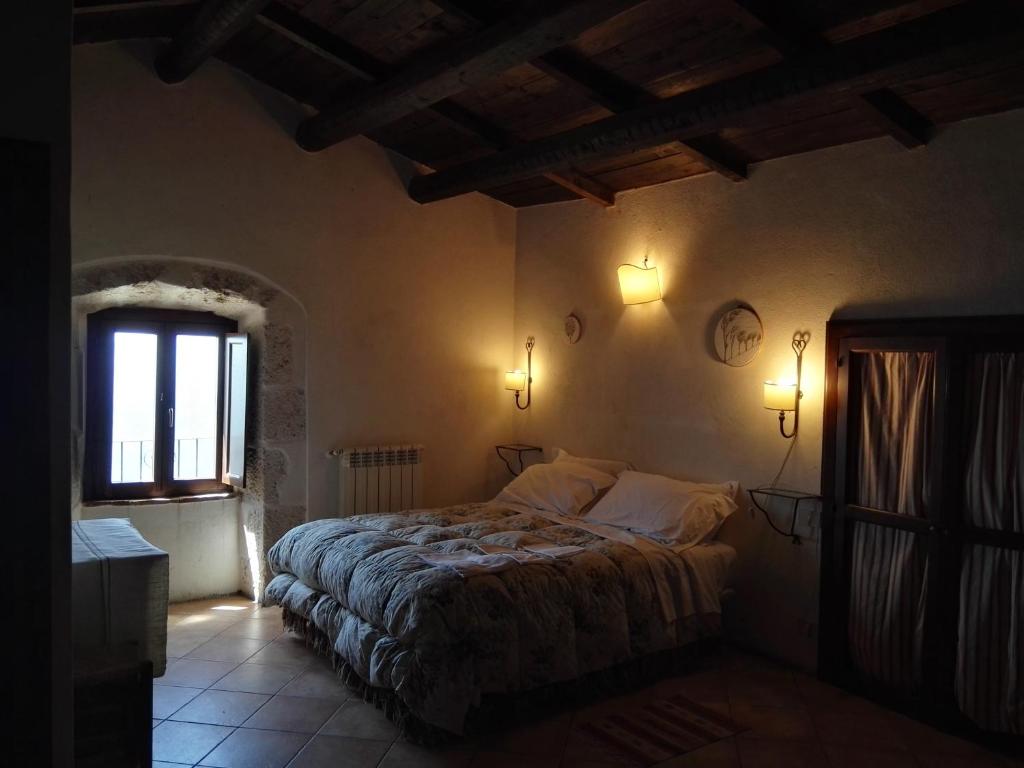 Postel nebo postele na pokoji v ubytování La Taberna di Rocca Calascio