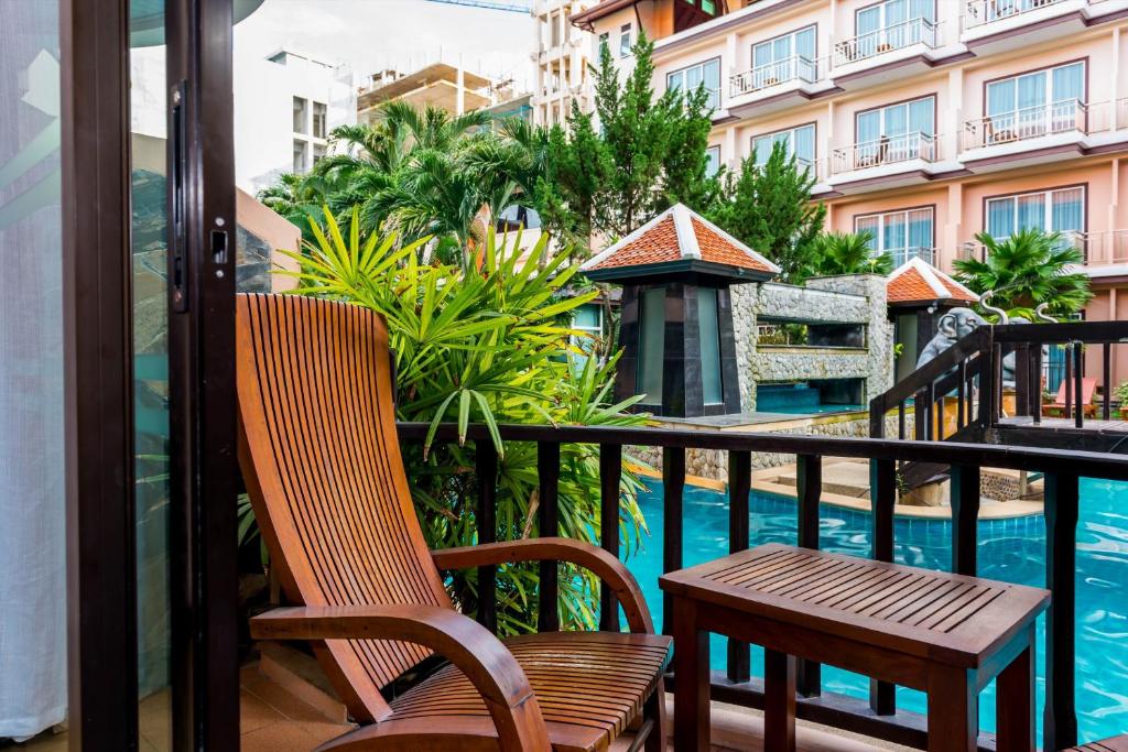 Bazén v ubytování Nipa Resort, Patong Beach - SHA Extra Plus nebo v jeho okolí