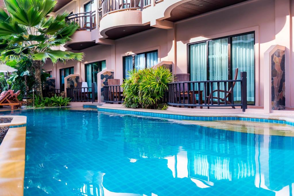 Bazén v ubytování Nipa Resort, Patong Beach - SHA Extra Plus nebo v jeho okolí