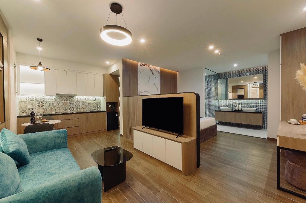 een woonkamer met een bank en een flatscreen-tv bij BayGi Phu Quoc Hotel in Phu Quoc