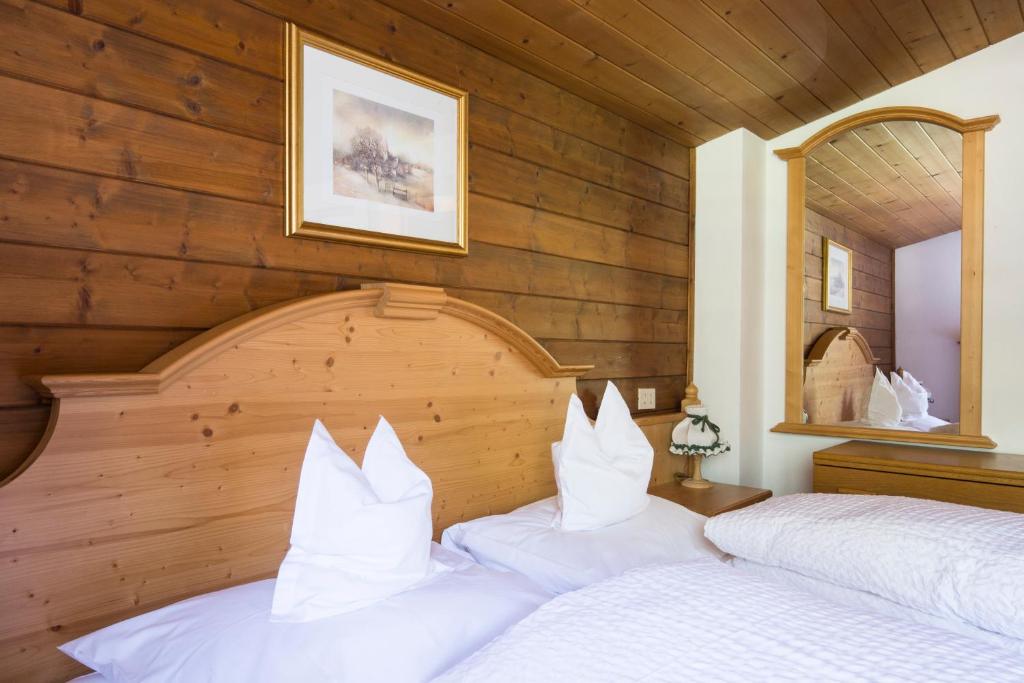 Postel nebo postele na pokoji v ubytování Hotel Erika