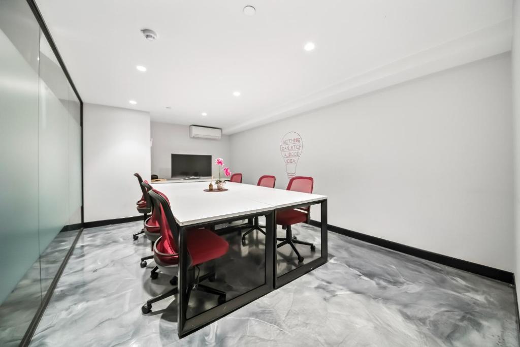 Studio 8 Residences - Adults Only - Resim 27