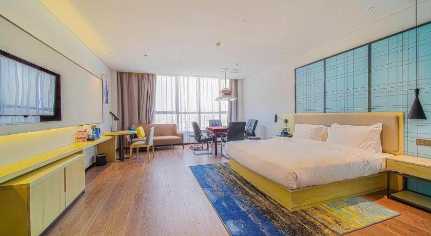 Postel nebo postele na pokoji v ubytování Echarm Hotel Foshan West Station Shishan Luocun