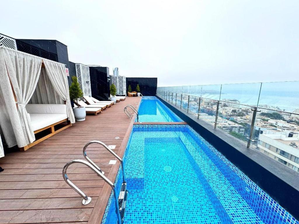 una piscina en la azotea de un edificio en Modern Apartment in Barranco with a Pool, en Lima