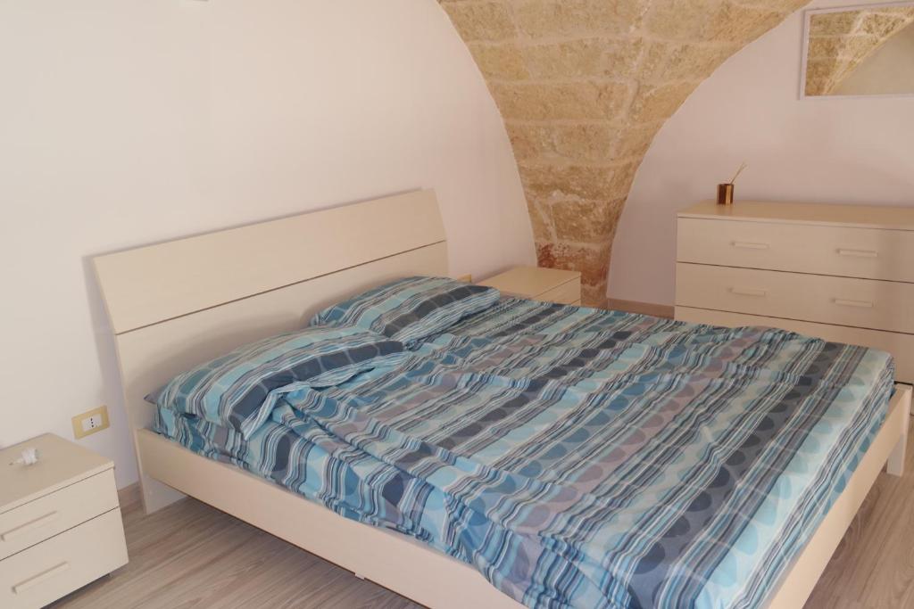 プレシッチェにあるCasa Vacanze Presicceのベッドルーム1室(青い掛け布団付きのベッド1台付)