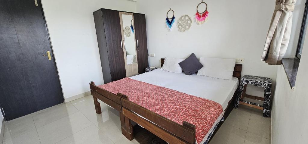 Una cama o camas en una habitación de Cozy 2bhk with sunrise view