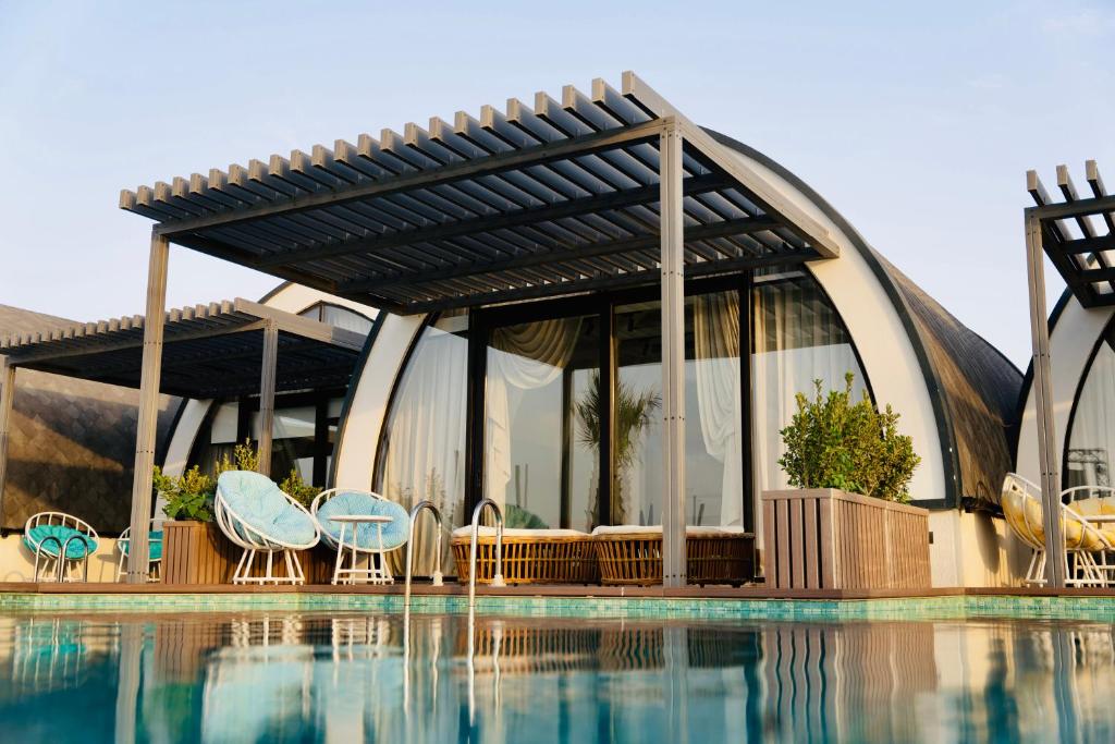 een gebouw met stoelen en een zwembad bij Caspi Mayr in Baku