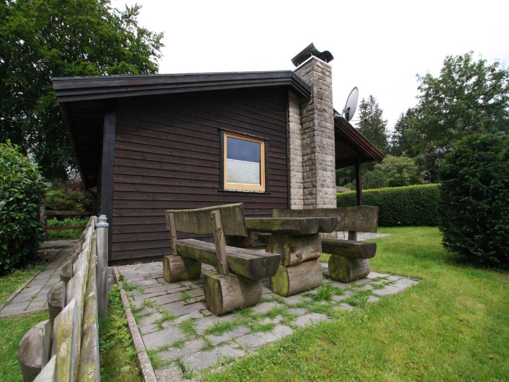 a small cabin with a porch and a window at Ferienhaus in Clausthal-Zellerfeld mit Terrasse in Clausthal-Zellerfeld