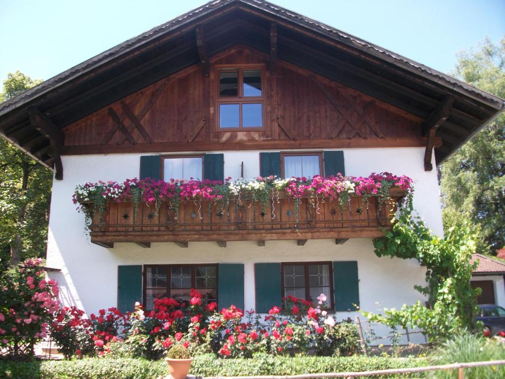 una casa con flores en el balcón en Haus Alpenrose, en Schwangau