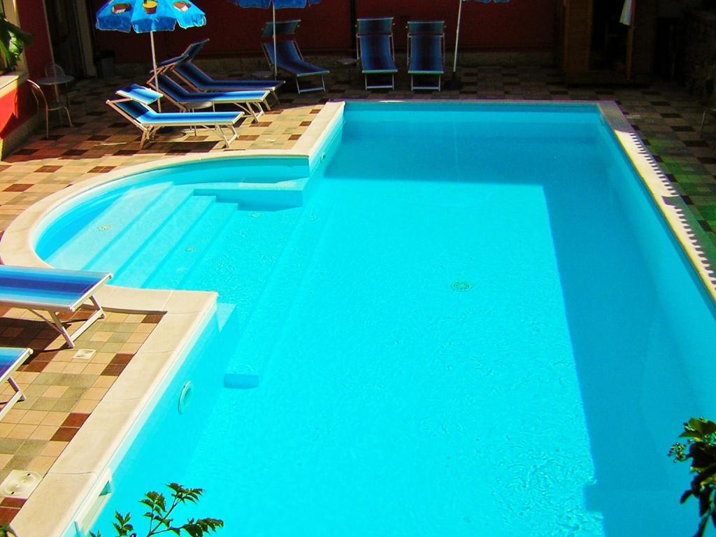 Bazén v ubytování Albergo Neni nebo v jeho okolí