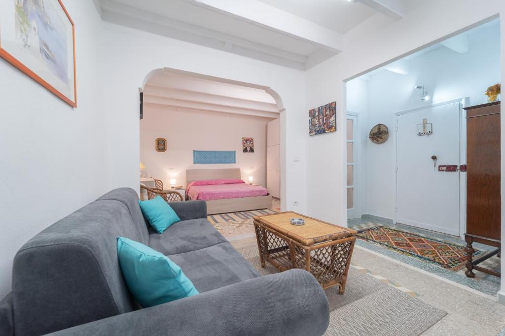 a living room with a couch and a table at Bene Ennidhos House - Alghero centro storico in Alghero