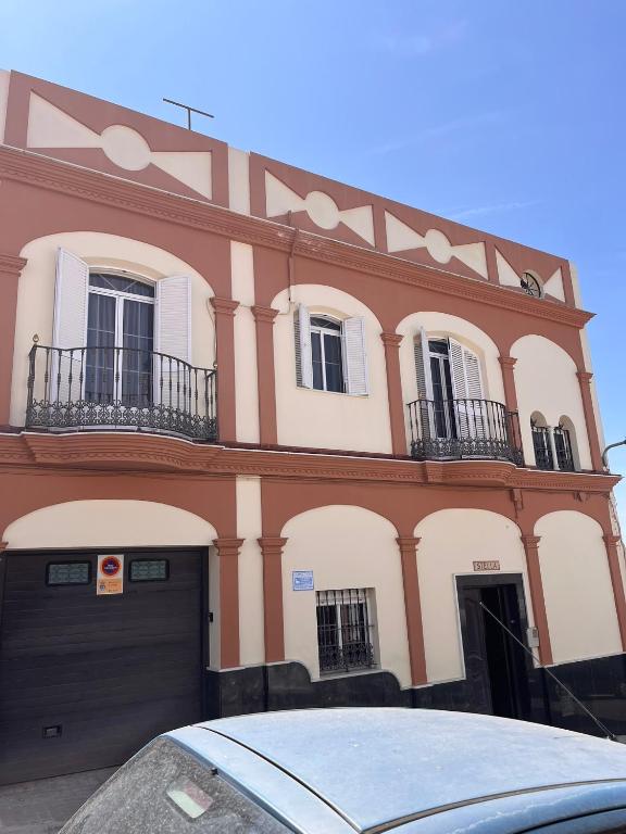 a building with a car parked in front of it at Villa Stella maison entre Séville et Cadix in Lebrija