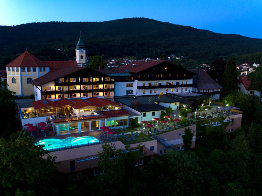 un gran edificio con luces encendidas por la noche en Wellnesshotel Hofbräuhaus, en Bodenmais