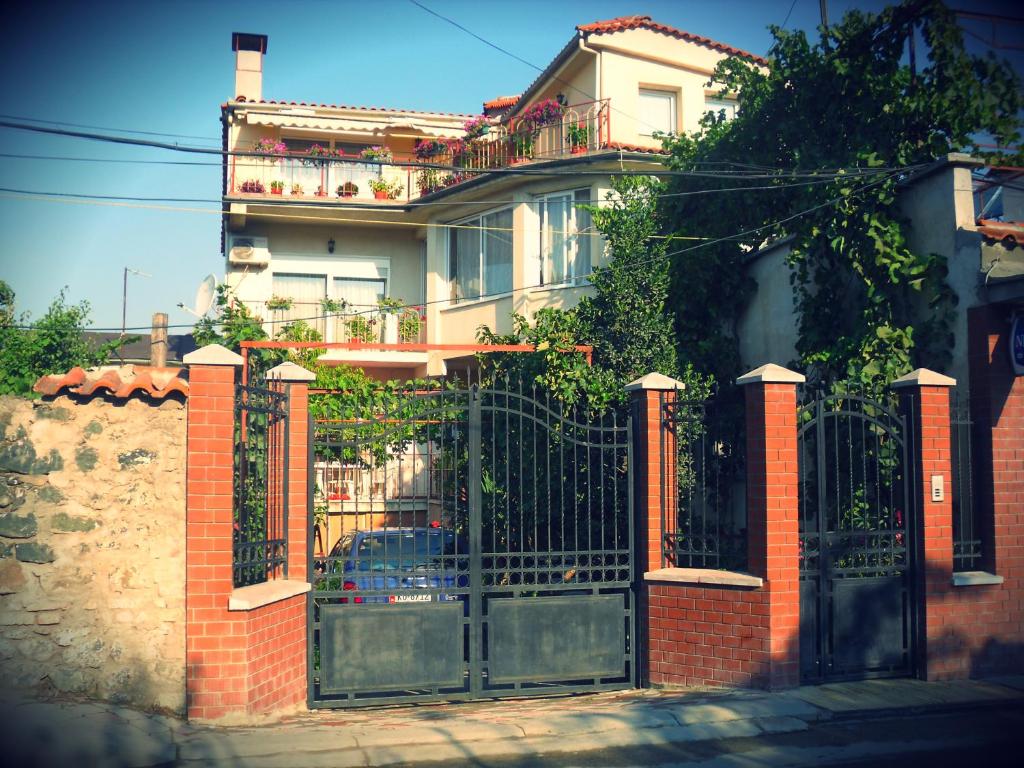 una casa con una puerta de hierro y una valla de ladrillo en Diana Guesthouse, en Korçë