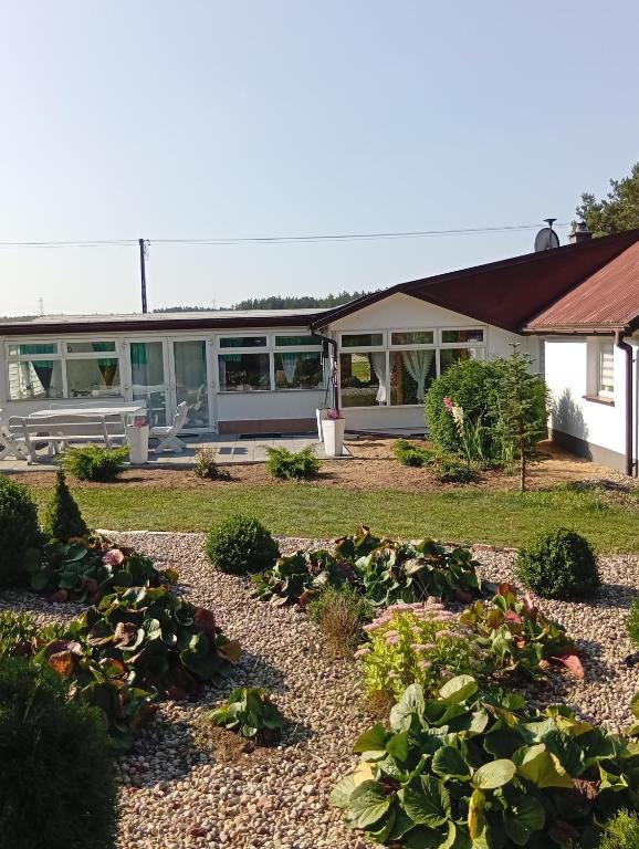 Κήπος έξω από το Domek Agroturystyczny Doris