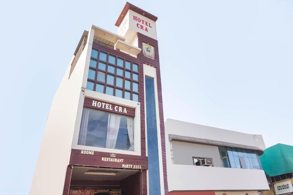 un bâtiment avec un panneau d'hôtel en haut dans l'établissement Hotel O Cra, à Hisār