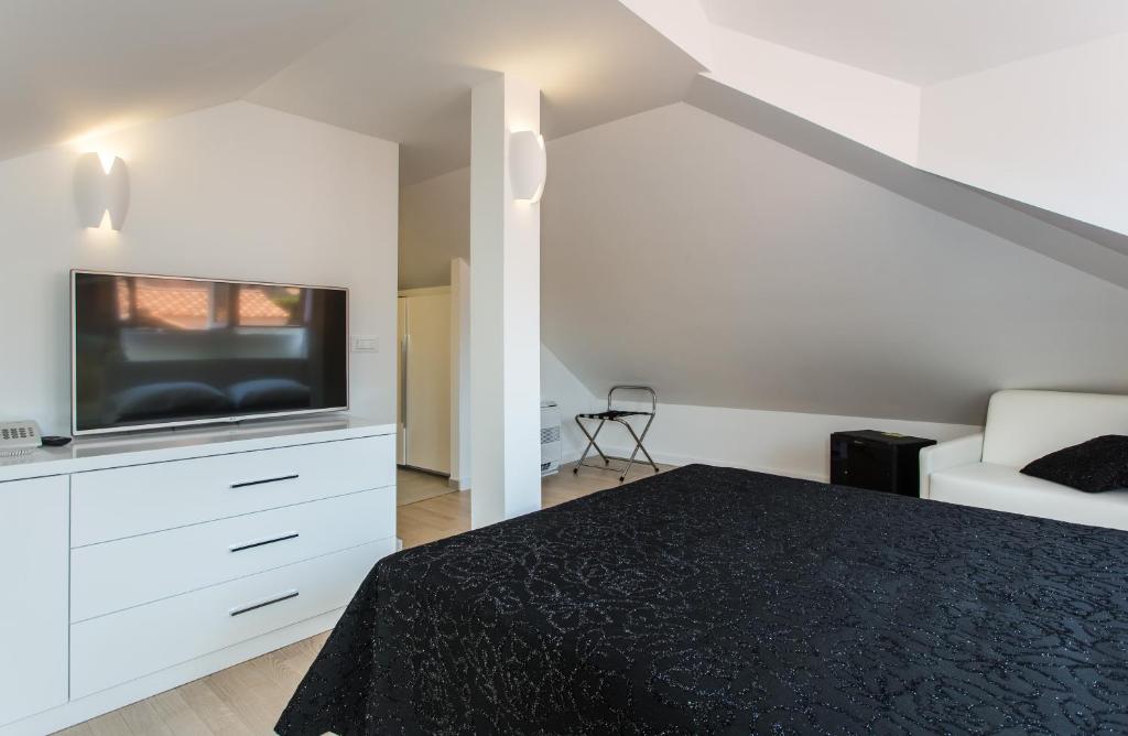 Klarisa Palace Rooms - 8