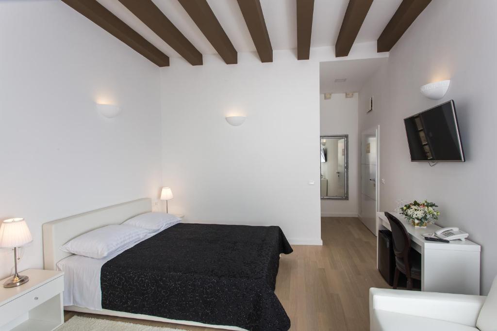 Klarisa Palace Rooms - 14