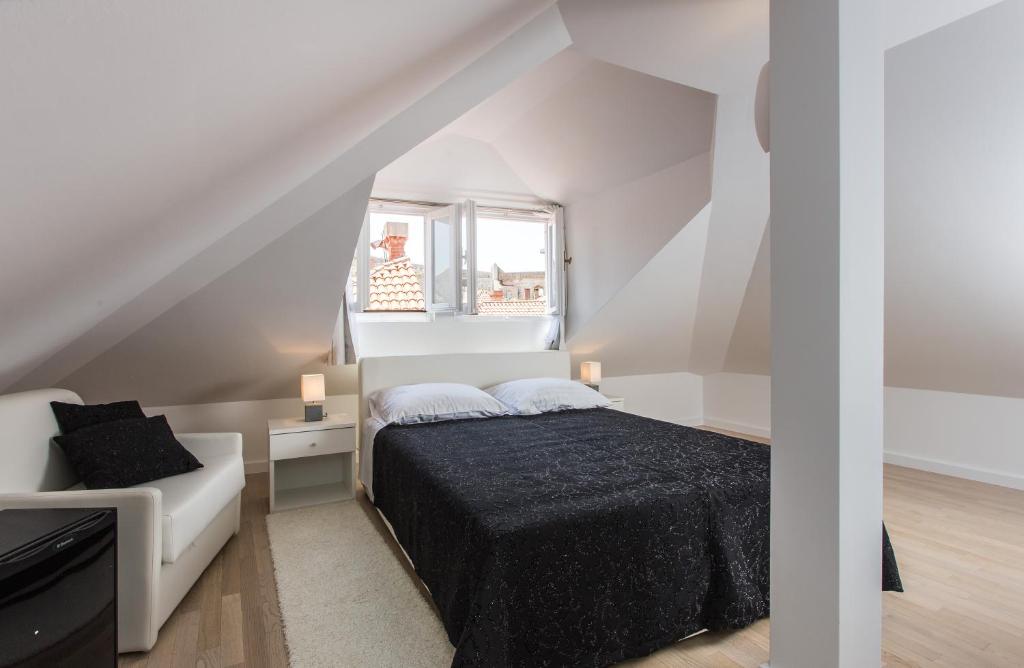 Klarisa Palace Rooms - 9